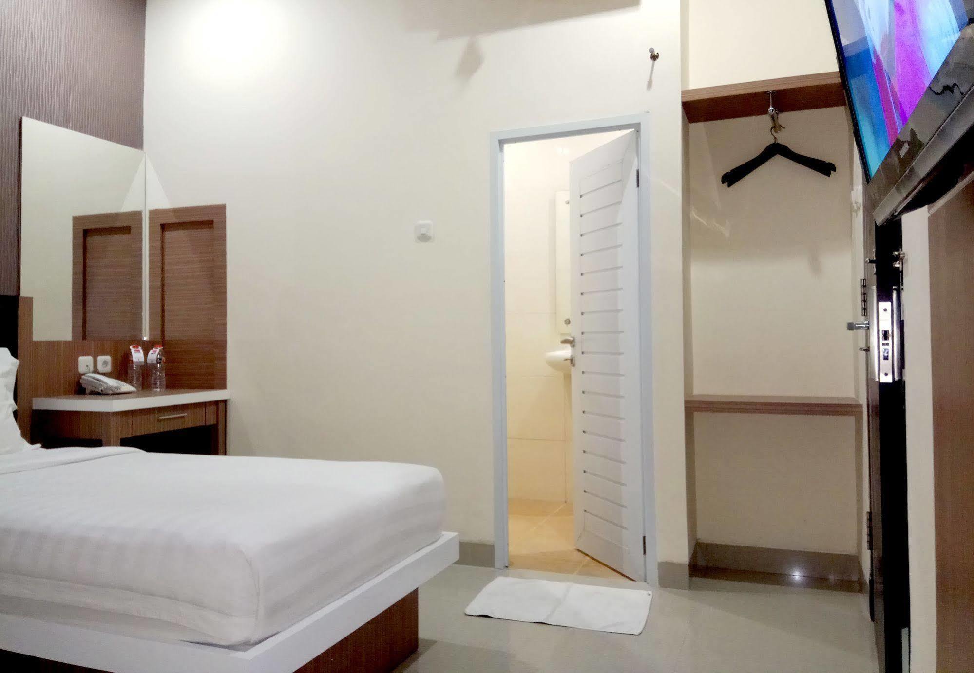 Reddoorz Plus At Grand Pacifik Hotel Makassar Luaran gambar